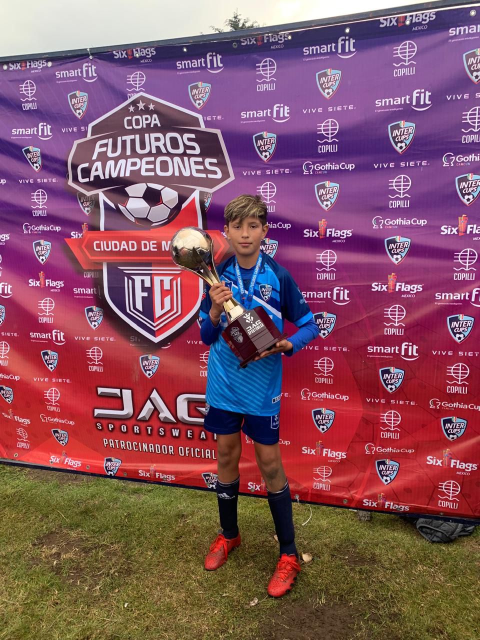 Matías Gamboa Barros con el trofeo de la Copa Futuros Campeones